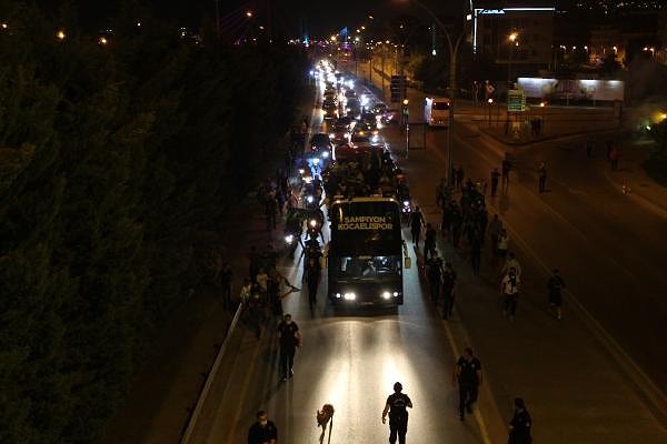 Binlerce taraftar meşalelerle karşılandı