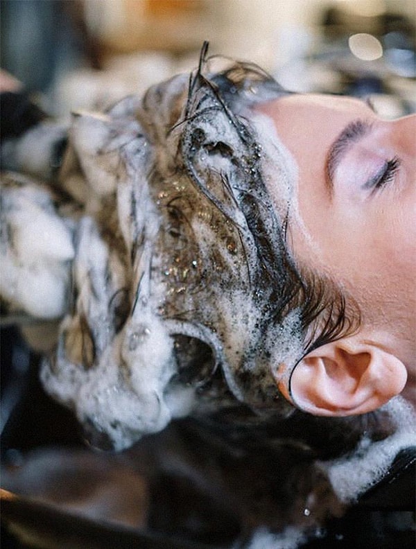 14. Пожалуйста, не держите глаза открытыми пока мы моем вам голову, это немного неудобно, если вы знаете, что кто-то смотрит прямо вам в ноздри