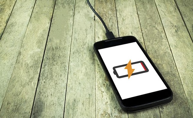 1. Telefonunuzu %100'e kadar değil, %80'e kadar şarj edin. Bir telefonu sürekli olarak %100 oranında şarj etmek, batarya ömrünü kısaltır. Telefon şarjı %30'a düştüğünde şarja takılmalı ve %80 oranına geldiğinde şarjdan çıkarılmalıdır.