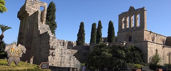 15. Gotik mimarinin dünyadaki en güzel örneklerinden birisi de Kıbrıs Bellapais Manastırı.
