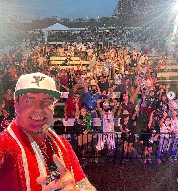 17. Vanilla Ice получила свое название прозвище от друзей из-за своего бледного цвета лица и его знаменитого танцевального движения, имитирующего скольжение по льду.