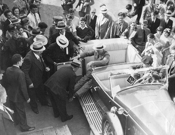 11. Franklin D. Roosevelt felçe sebep olan hastalığından dolayı arabadan inmek için yardım alıyor. Gazeteciler Amerikan başkanının zayıf ve acınası görünmesini engellemek için bu  fotoğrafı yayınlamamıştır. (24 Eylül 1932)