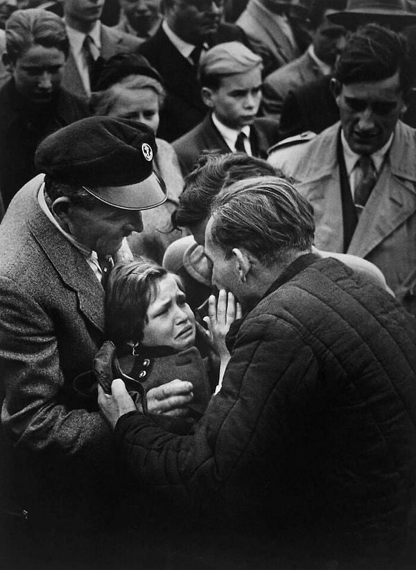 14. İkinci Dünya Savaşı sırasında Sovyetler Birliği tarafından esir alınan bir Alman askeri, serbest bırakıldıktan sonra 12 yaşındaki kızıyla buluşuyor. Bebekliğinden beri görmediği kızı, babasını tanımıyor. (1956)