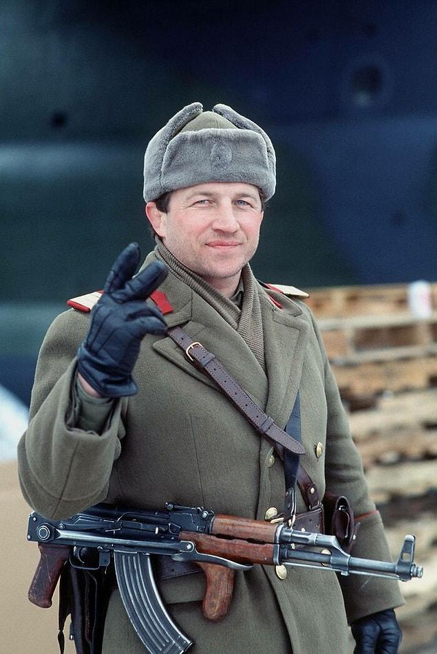 20. Rumen bir asker 1989 Devrimi'nden sonra şapkasındaki Komünist Nişanı çıkartıp zafer işareti yapıyor.