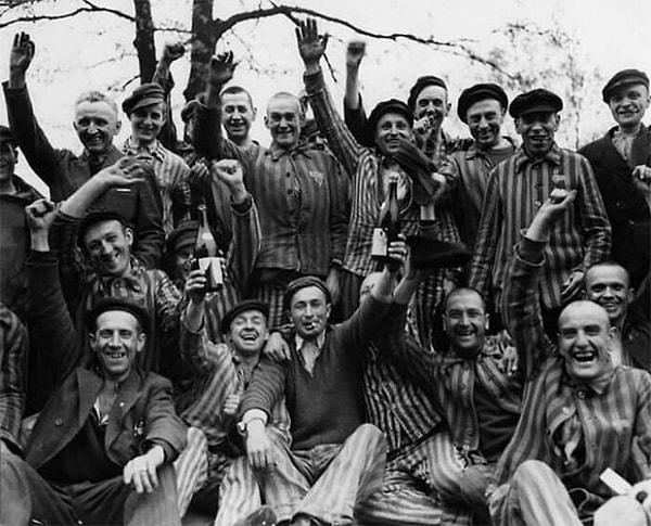 21. 1945'de Auschwitz kampındaki Yahudiler Kızıl Ordu tarafından kurtarıldıktan sonra.
