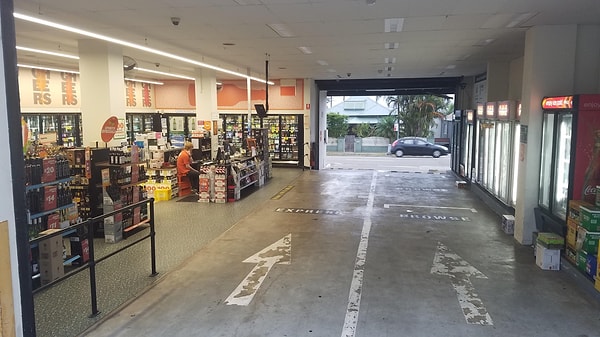 10. «Есть магазины, где можно купить алкоголь, который приносят в машину».