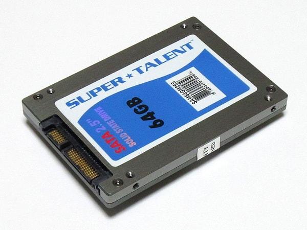 SATA SSD modelleri, SSD'ler arasında en yavaş olanlarıdır. Maksimum aktarım hızları 600 MB/s'dir.