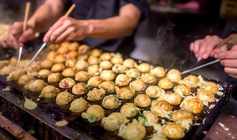 Японский владелец ресторана уличной еды наказал себя за то, что в его блюде нашли волос