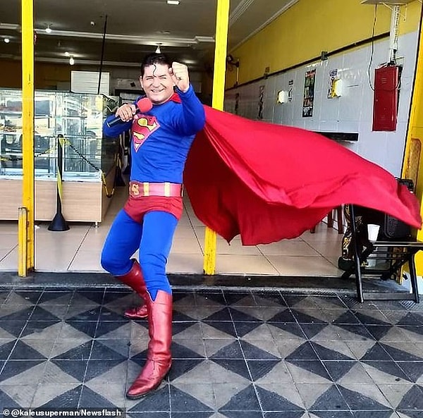 35-летний ведущий был одет с ног до головы в классический красно-синий костюм Супермена, когда он снимал себя, пытающегося доказать свою суперсилу, имитируя остановку автобуса рукой.