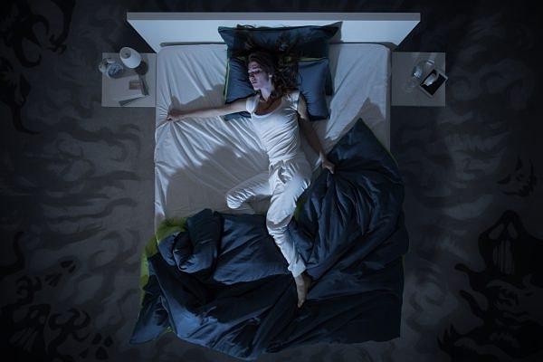 Sebepleri bu şekilde sıralansa da bilim insanlarının araştırmaları sonucunda uyku felcinin asıl nedeninin tamamen REM uykusuna bağlanıyor.