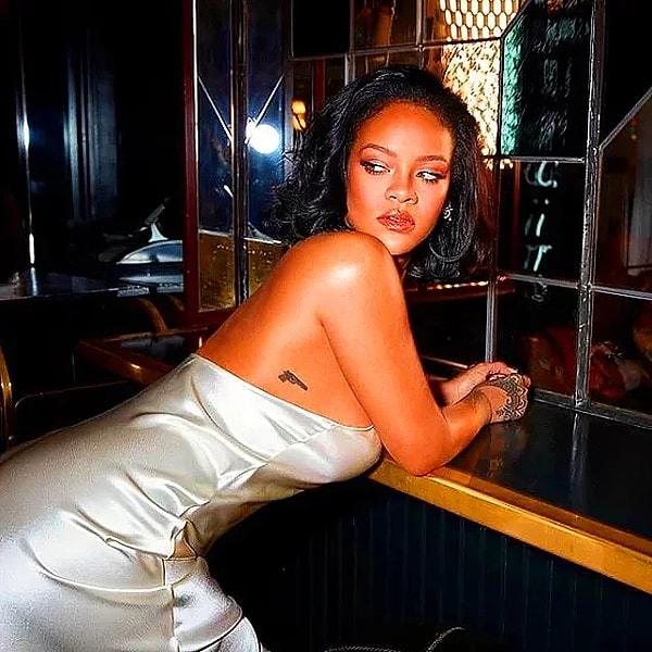 5. Rihanna'nın Vogue İtalya için verdiği sıcak pozlar ortalığı alev alev yaktı!