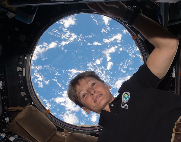 7. Fotoğrafta gördüğünüz kadının ismi Peggy Whitson, toplamda üç farklı görevde yer alarak, uzayda toplam 665 gün geçirdi ve en çok uzayda kalan insan oldu.