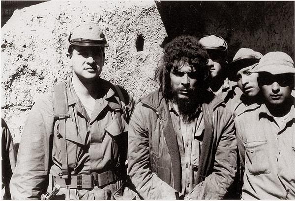 23. "Bolivya'da 9 Ekim 1967 tarihinde CIA ajanı Felix Rodriguez (solda) ve Bolivyalı askerler, Che Guevara'nın idamından birkaç dakika önce onunla fotoğraf çekiyor."