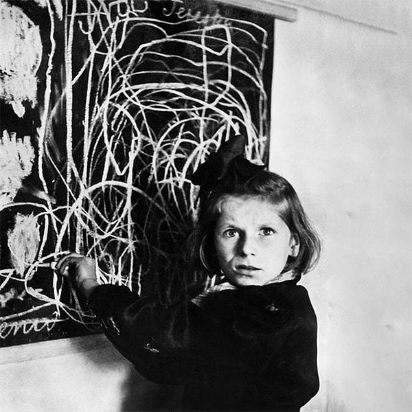 7. Nazi toplama kampında büyümüş ve savaştan sonra yurda yerleştirilmiş kız çocuğunun bu fotoğrafı ev kavramını çizmesi istendiğinde çekildi.