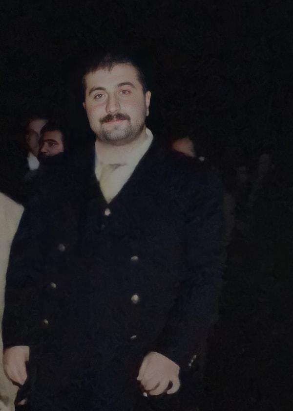 Şu fotoğrafa ilk baktığınızda Sedat Peker demeniz biraz zaman alır. 1997 yılındaki bu fotoğraf, Adana Onbaşı Kebap'ın açılışında çekilmiş.