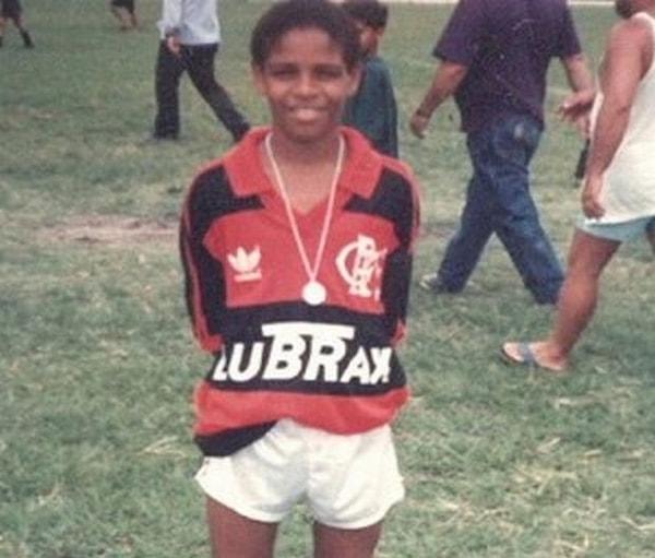 "15 yaşındayken Flamengo'da sol bektim. Yıl sonunda antrenörler, tüm çocukları sıraya dizip iki gruba ayırdı. 'Sol taraf, serbestsiniz. Diğerleri kalacak. Adriano, güle güle’ dediler.