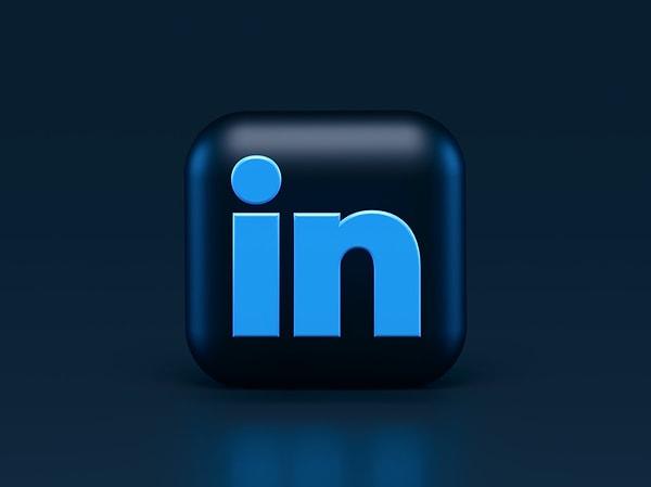 LinkedIn, dünyanın dört bir yanındaki profesyonellerin iş aramak, işletmelerini tanıtmak ve sektörlerindeki diğer kişilerle iletişime geçmek için kullandığı bir platform.