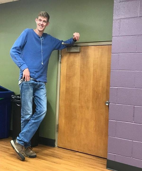 17. "Evet, bu kapıdan daha uzunum."