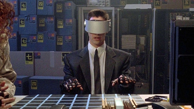1. 'Johnny Mnemonic'de dünyanın mega şirketler tarafından yönetileceği ve insanların 2021 yılında flash belleğe dönüşeceği iddia ediliyordu.