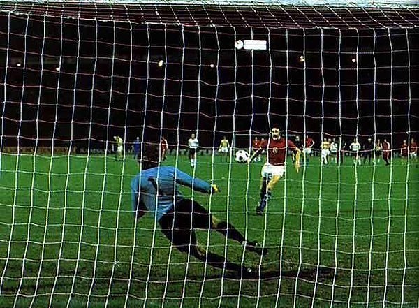 3. 1976'da Çekoslavakyalı Panenka'nın sonradan literatüre geçecek olan "Panenka penaltısı" vuruşu