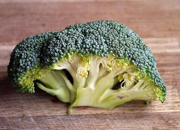 4. McDonald's bir defasında menülerini daha sağlıklı hale getirmek amacıyla tadı sakıza benzeyen brokoli çıkartmıştır.