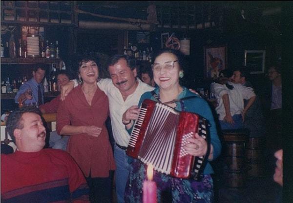 6. Çiçek Pasajı'nın alametifarikalarından Madam Anahit, Zindan Bar'da akordeon çalarken. 1994