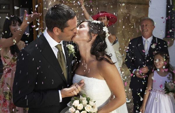 7. İsveç düğünlerinde gelin tarafından damat yalnız bırakılırsa, düğüne katılan konuklardan herhangi biri gelip damadı öpebilir.