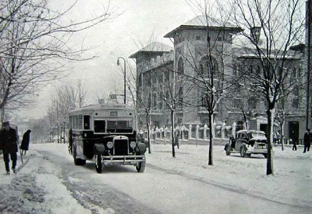 Peki Ankara'da durum ne acaba? 4 Nisan 1951 tarihli Ulus gazetesi Ankara'da klakson yasağının hayata geçirildiğini yazar. Ayrıca Başkan Benderlioğlu da yasağı radyodan halka duyurur.