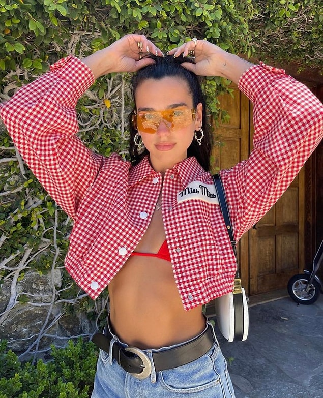 Dua Lipa paylaştığı son fotoğraflarda bikini üstü ve kot şort kombinini kovboy çizmeleriyle tamamlamıştı.