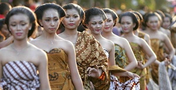11. Endonezya'da Java adasındaki kutsal bir dağa gelen insanlar evli ya da bekâr bir yabancıyla cinsel ilişkiye giriyorlar.