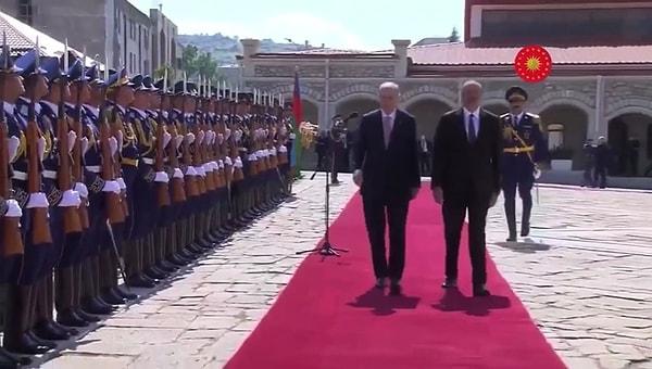 Cumhurbaşkanı Recep Tayyip Erdoğan'ın Azerbaycan'da resmi tören ile karşılanması sırasındaki yürüyüşü ise gündem oldu.
