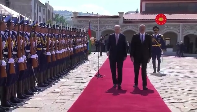 Cumhurbaşkanı Recep Tayyip Erdoğan'ın Azerbaycan'da resmi tören ile karşılanması sırasındaki yürüyüşü ise gündem oldu.