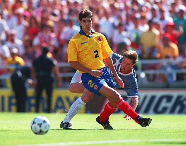 7. 1994 Dünya Kupası'nda, ülkesi Kolombiya adına sahaya çıktığı maçta kendi kalesine gol atan, bu maçtan sonra henüz 27 yaşındayken karteller tarafından öldürülen futbolcunun adını hatırlıyor musun?
