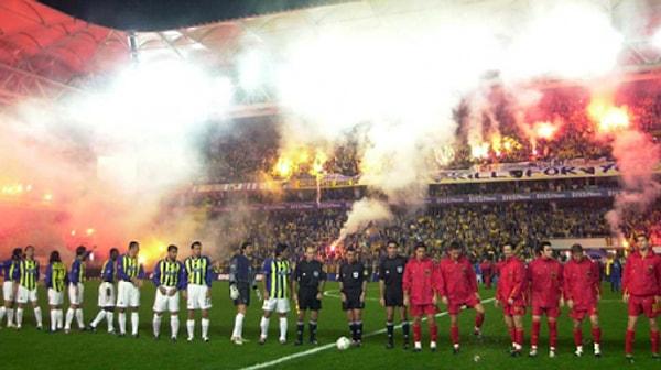 9. Bir Fenerbahçe-Galatasaray derbisi esnasında, Arda Turan ve Semih Şentürk kavga ederken kenarda olan biteni izleyen iki rakip futbolcuyu hatırlıyor musun?
