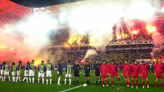 9. Bir Fenerbahçe-Galatasaray derbisi esnasında, Arda Turan ve Semih Şentürk kavga ederken kenarda olan biteni izleyen iki rakip futbolcuyu hatırlıyor musun?