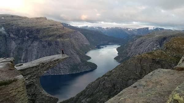 27. "Norveç, Trolltunga'ya gittim ve gerçekten gerçek dışı."