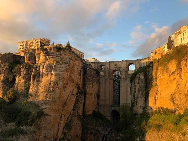 31. "İspanya, Ronda'daki Puente Nuevo'da gün batımı. Burası hayatımda gördüğüm en güzel yer. İlkbaharda kır çiçeklerinin tadını çıkartmak için gitmelisiniz."