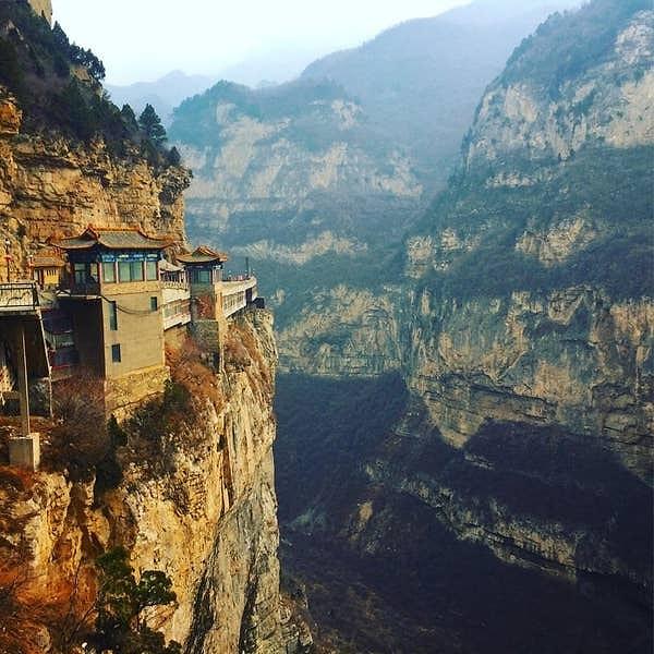34. "Burası Çin'in Şansi bölgesinde bulunan  Mian Dağı. Dağ Budist ve Taoist tapınaklarıyla dolu."