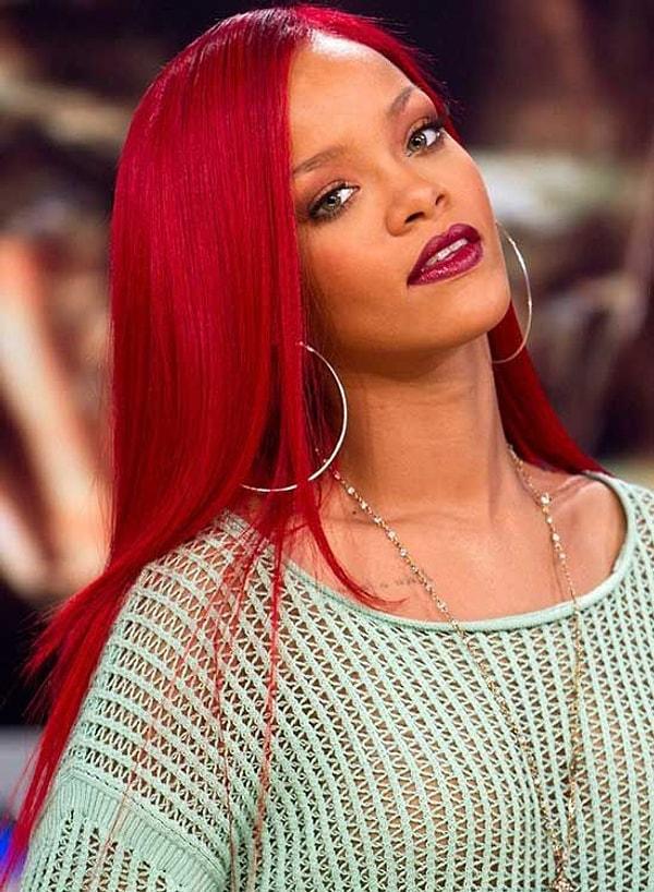 1. Rihanna ve bir dönem gözlerden kalpler çıkartan kırmızı saçları!