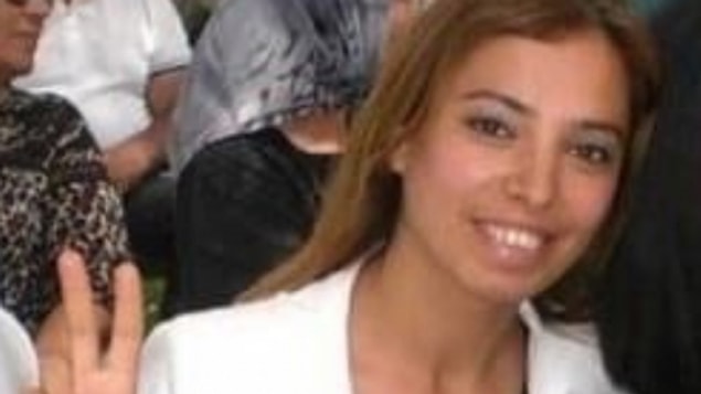 Saldırı gerçekleştiren Onur Gencer'in kapıyı açan yemek ve temizlik işleriyle ilgilenen 40 yaşındaki Deniz Poyraz'ı katlettiği öğrenildi. Saldırgan Onur Gencer de olay yerine gelen polis ekiplerine teslim oldu.