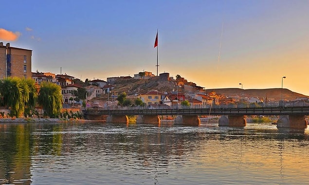 İlçe olan Kırşehir de Nevşehir'e bağlanır; aynı Avanos, Kozaklı, Mucur ve Hacıbektaş'ın bağlandığı gibi. Bunun yanında Kaman, Ankara'ya; Çiçekdağı ilçesi de Yozgat'a bağlanır.