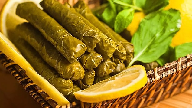 8. Lahana sarmasının tartışması da bitmiyor ama yaprak sarma hiç konuşulmuyor.