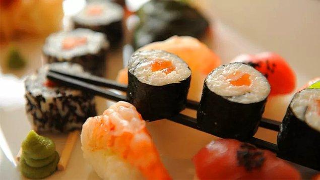 12. İnsanların en ön yargılı olduğu yiyeceklerden. Sen sushi sever misin?
