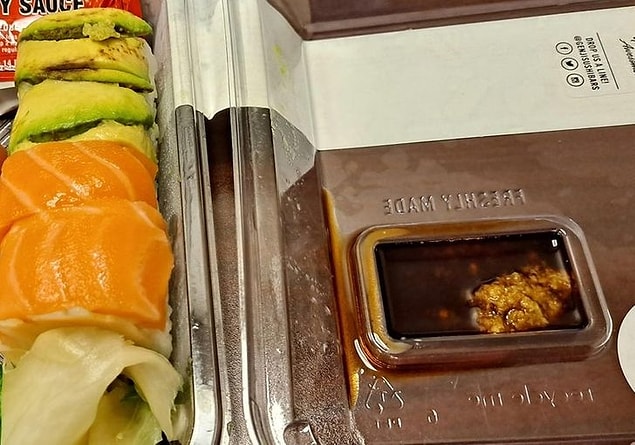 16. "Bu suşi kutusunda, soya sosu ve wasabi için bir girinti bulunuyor."
