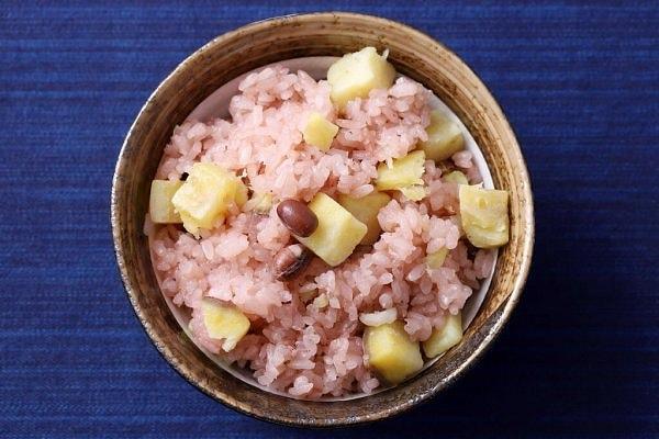 5. Japonya'da ilk adetini görenlerin anneleri Sekihan adını verdikleri bu pirinç yemeğini yapar ve ailenin geri kalanı da evin genç kızının ilk reglini gördüğünü anlar.