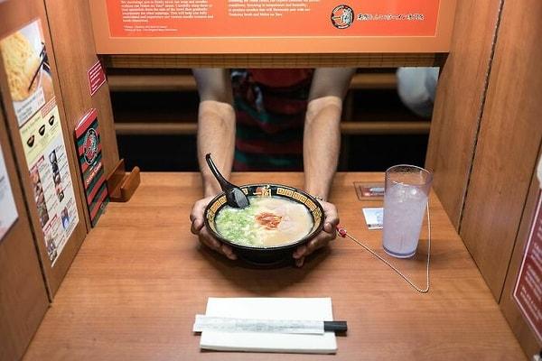 14. Japonya'da bazı restoranlar mahremiyete çok önem veriyorlar, eğer köşede oturuyorsanız kimse sizi göremiyor, önünüzde bir kapı açılıyor ve şef size bakmadan yemeğinizi servis ediyor.