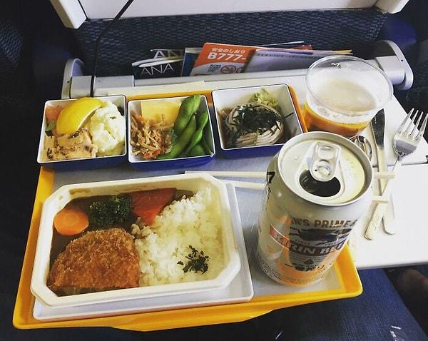 24. Japon Hava Yolları'nda ekonomi sınıfı bir uçuşta servis edilen yemek.
