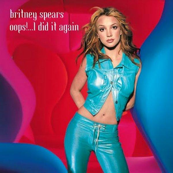Britney hız kesmeden ‘Oops!... I Did It Again’ albümünü çıkarıyor. Bu albümde daha yayınlandığı ilk haftada 1.4 milyon dinleyiciye ulaşıyor!