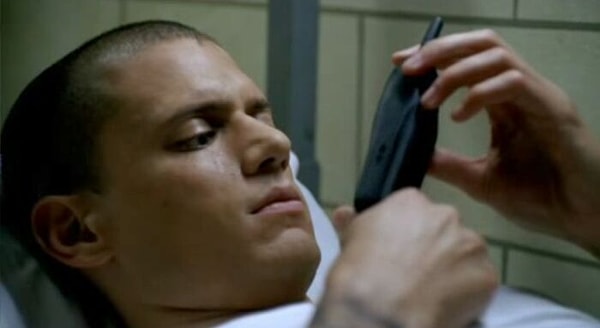 6. Ни оружия, ни сотовых телефонов. В фильмах показывают, когда полицейский попадает в тюрьму во время допроса подозреваемого, у него на бедре лежит пистолет и сотовый телефон. Но все совсем не так в жизни. Оба предмета сдаются у парадных ворот