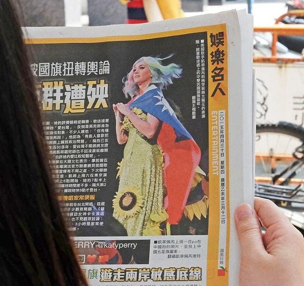 2. Katy Perry çiçekli elbisesi nedeniyle Çin'e giremiyor.